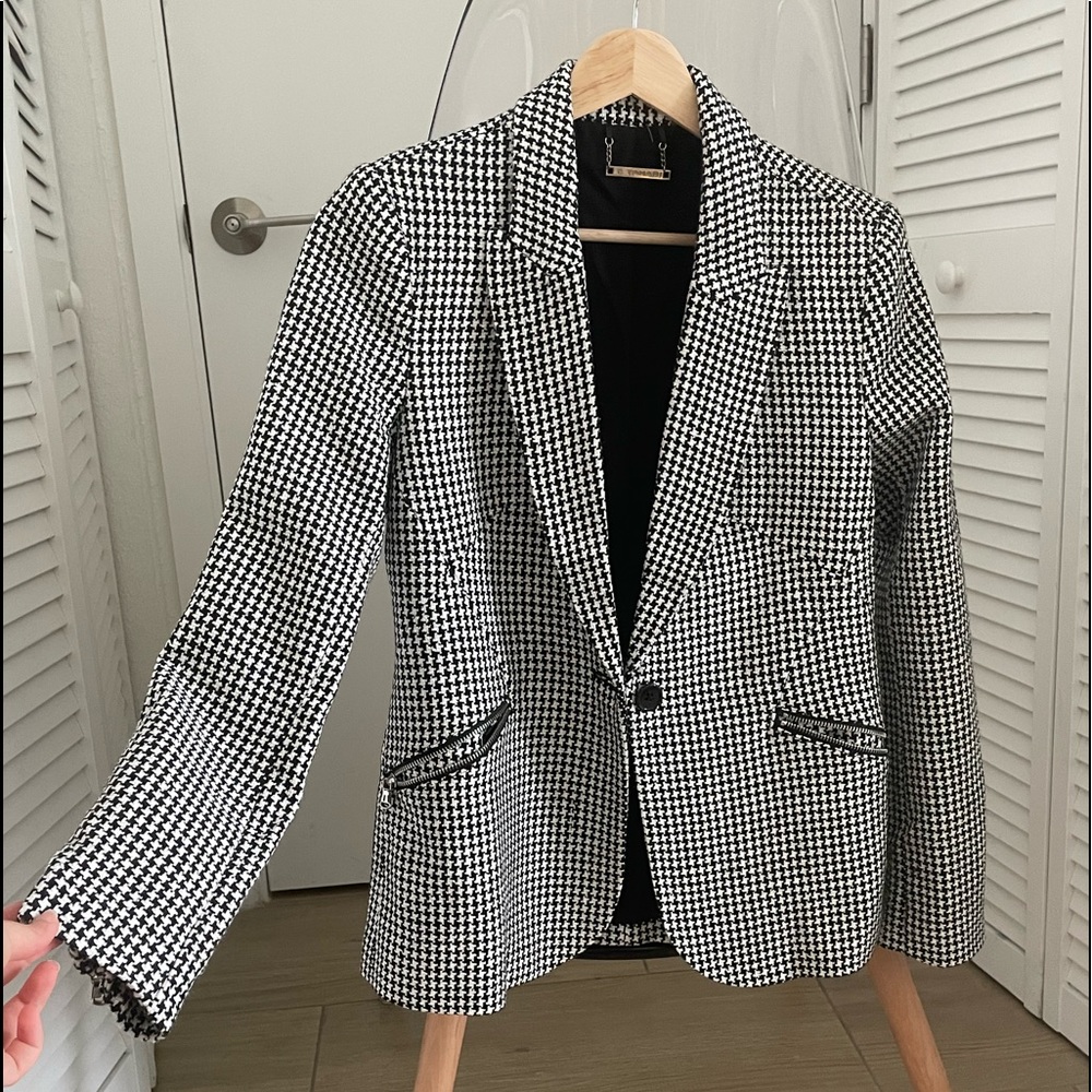 Tahari Blazer/ size 2 excellent quality 👌